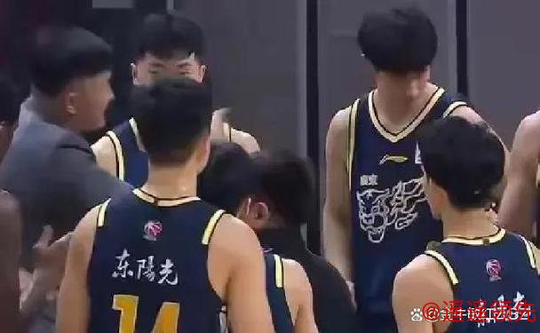 主场输给广东又怪谁，威金顿关键时刻连连送人头，广州难逃失利命运，球队配合也被拖累