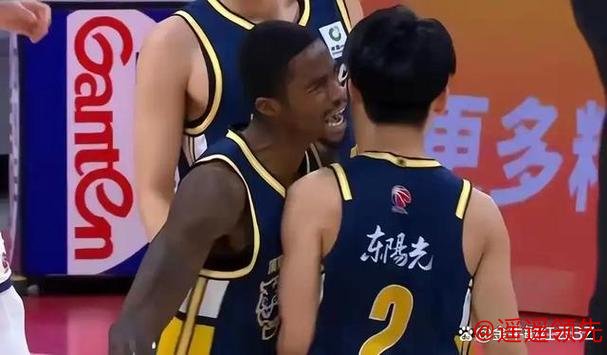 主场输给广东又怪谁，威金顿关键时刻连连送人头，广州难逃失利命运，球队配合也被拖累