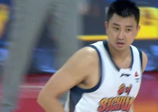 星空体育娱乐平台 主教练摇头！CBA冠军6连败，2人20+难胜